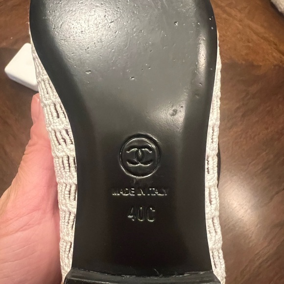 CHANEL Women's Beige and White Woven Flats - Picture 5 of 6